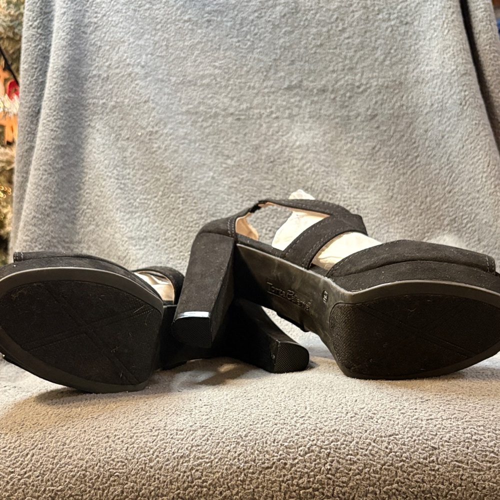 Chic Black Women's Heels - Picture 2 of 4